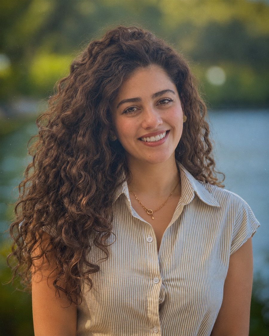 Valentina Martínez, fundadora de MØOR, sonriendo al aire libre junto a un río