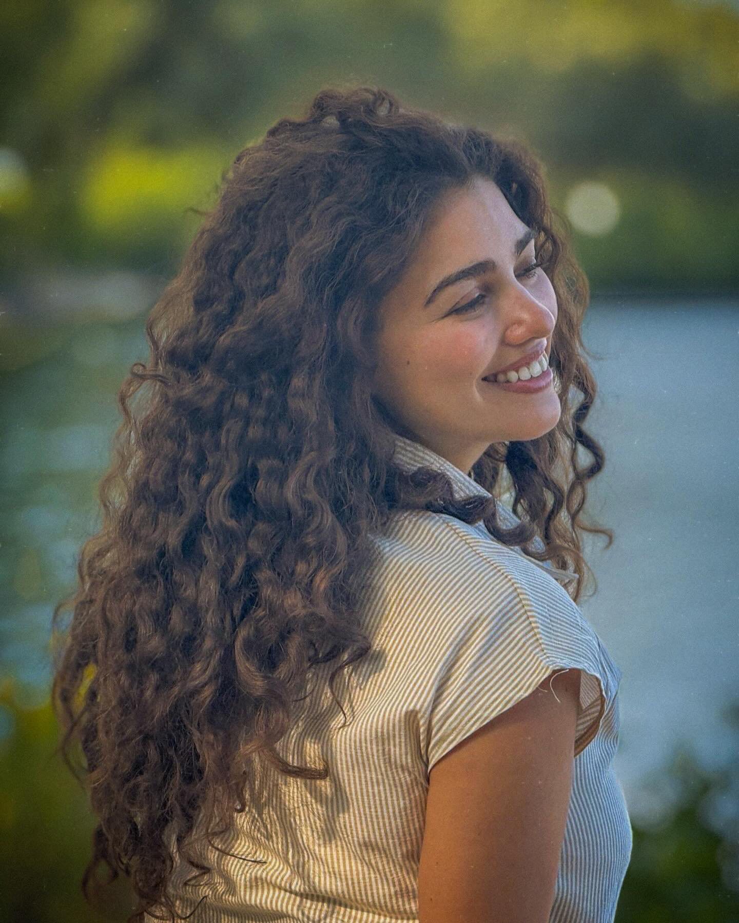 Valentina, fundadora de MØOR, sonriendo junto a un lago